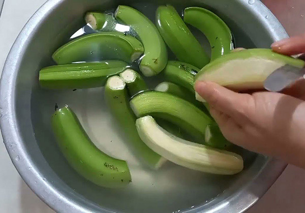 Chuối xanh bỏ vỏ