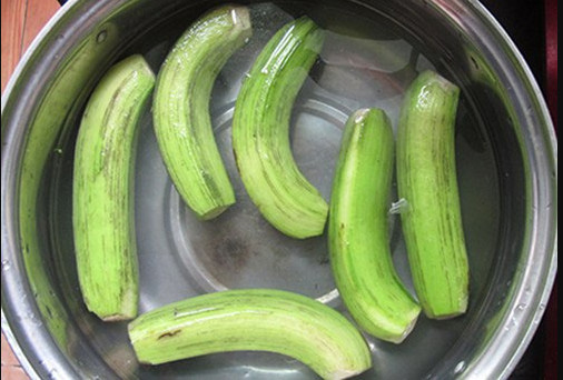 Chuối xanh tước vỏ ngoài