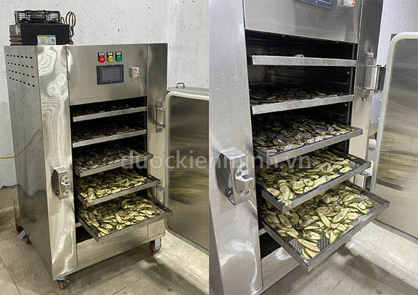 Chuối xanh cho vào máy sấy lạnh 