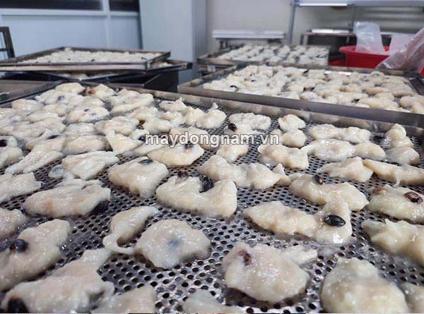 Mãng cầu sấy nguyên vị cho vào khay sấy luôn