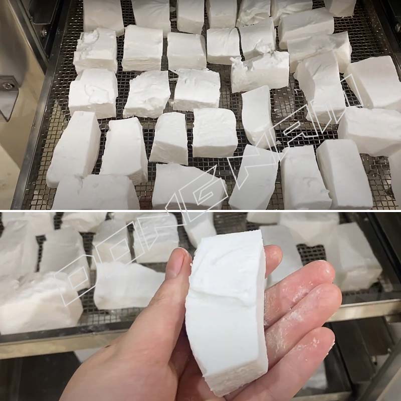 Xếp từng tảng sắn dây vào khay sấy